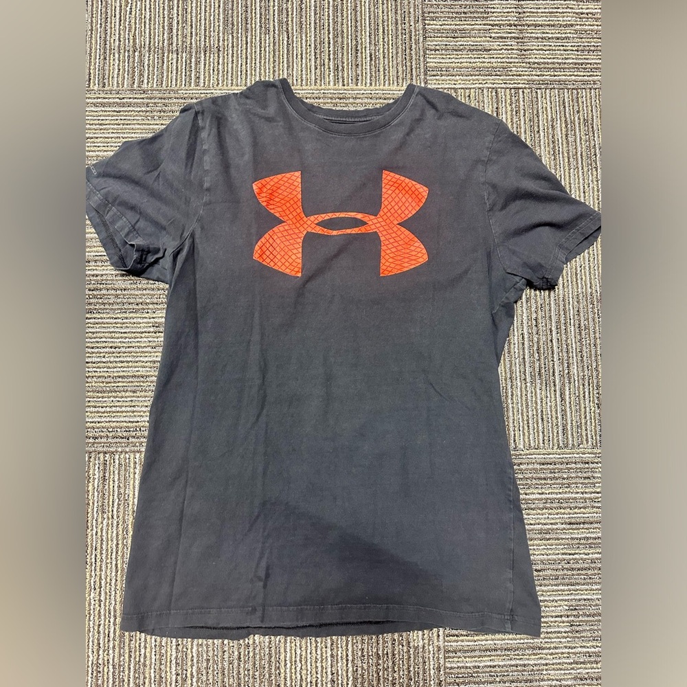 Men size med under armor T-shirt Short sleeves. Black w/orange under armor logo.